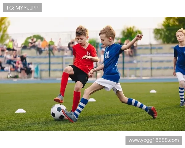 足球巨星亲临赛场见证儿子踢球精彩瞬间感动满满 足球巨星亲临赛场见证儿子踢球精彩瞬间感动满满