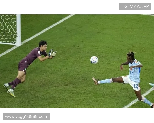 足球明星在比赛中意外撞人引发争议球迷热议事件经过与后果分析