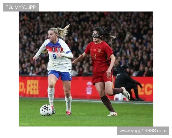 足球明星比赛中鞋子损坏瞬间曝光引发球迷热议与关注